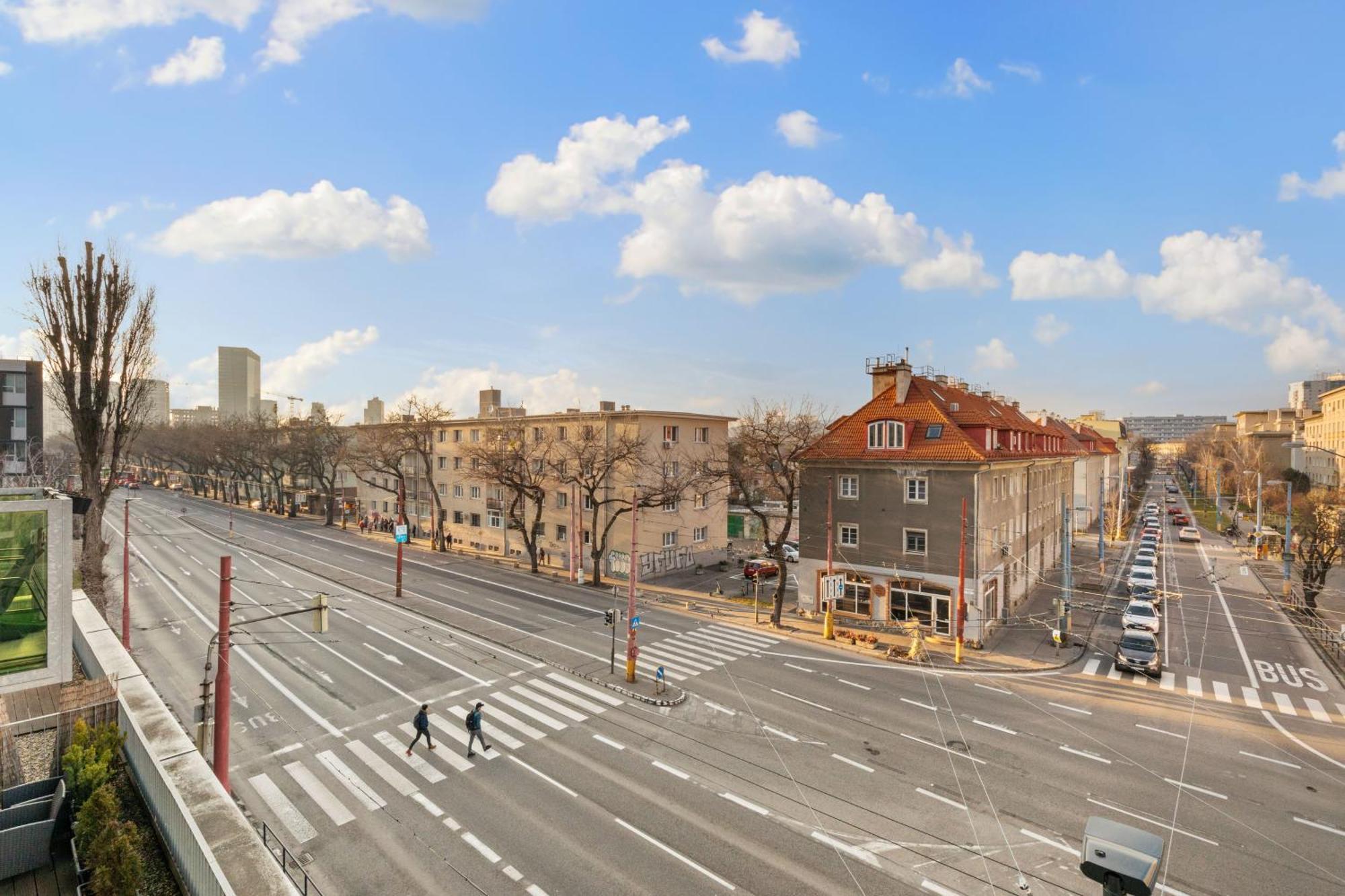 Апартаменти Lam Safari - Balcony - Ac - Free Parking Братислава Екстер'єр фото